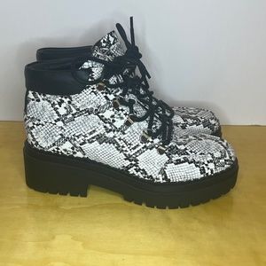 Indigo RD Boots Women’s Snakeskin Print Size 8m Chunky Heel